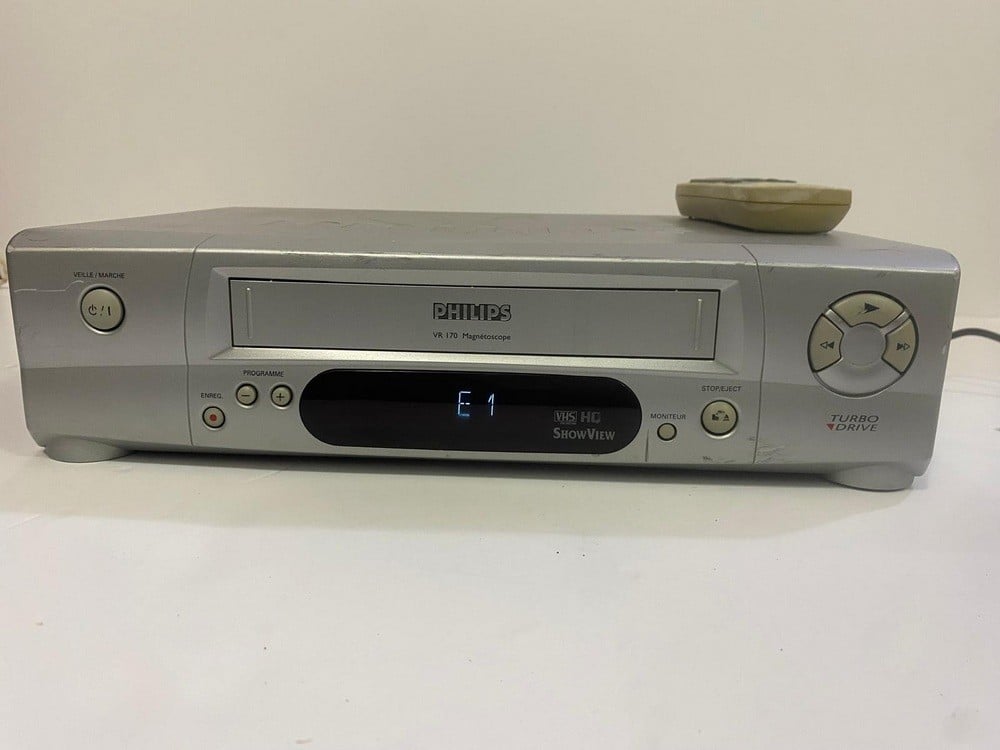 جهاز فيديو كاسيت Philips VR 170 باللون الفضي - 1