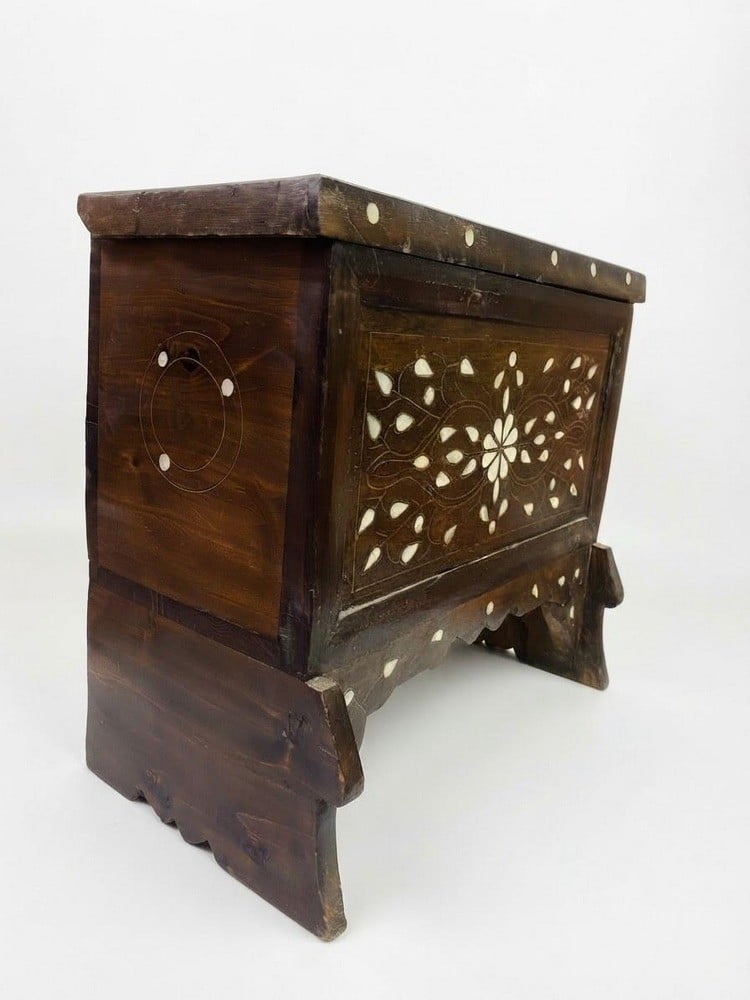 صندوق خشبي أثري مطعّم بزخارف يدوية - 1
