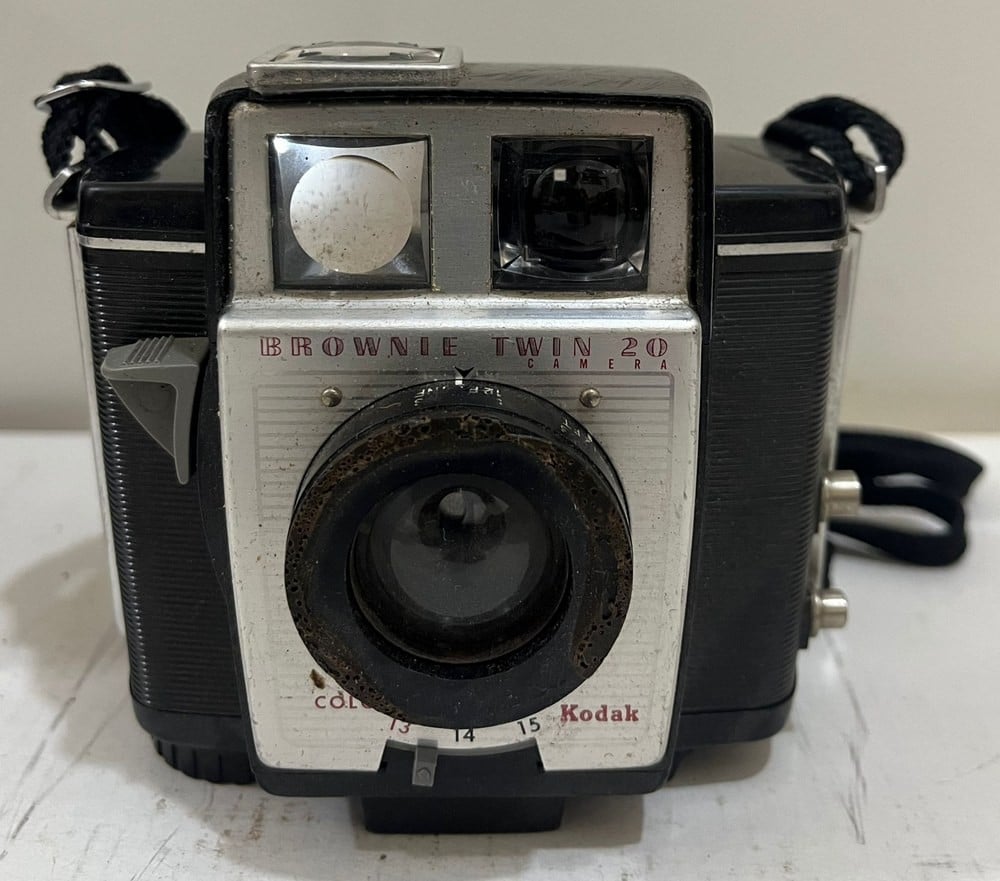 كاميرا تصوير كلاسيكية Kodak Brownie Twin - 1