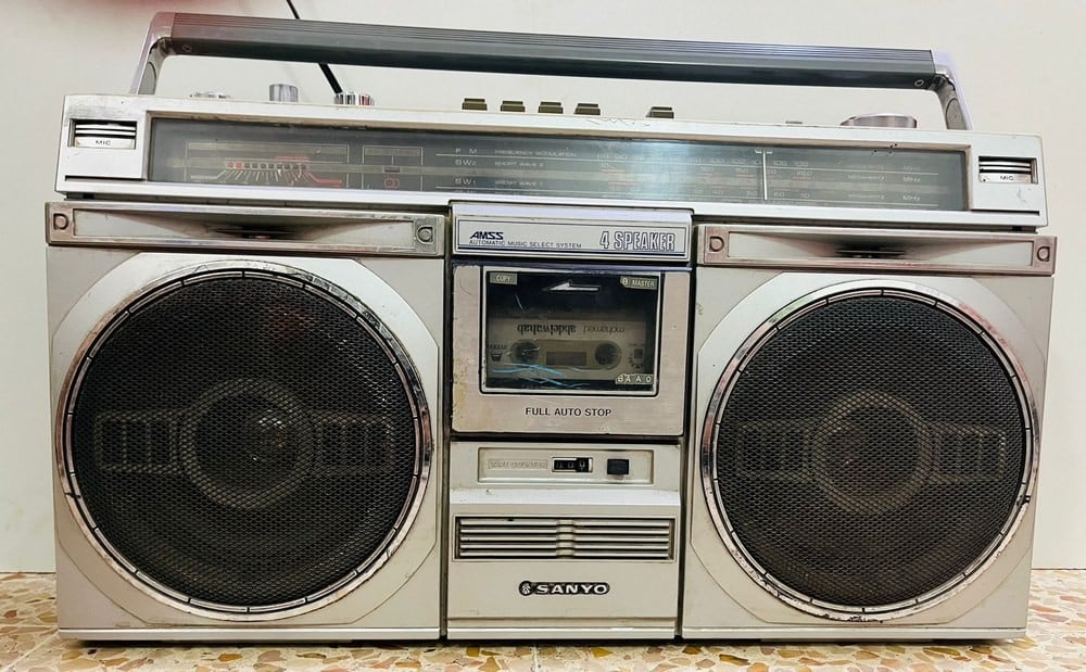 مسجلة وراديو قديم من ماركة SANYO - 4