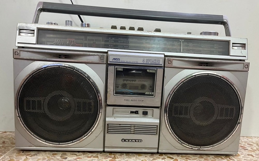 مسجلة وراديو قديم من ماركة SANYO - 1