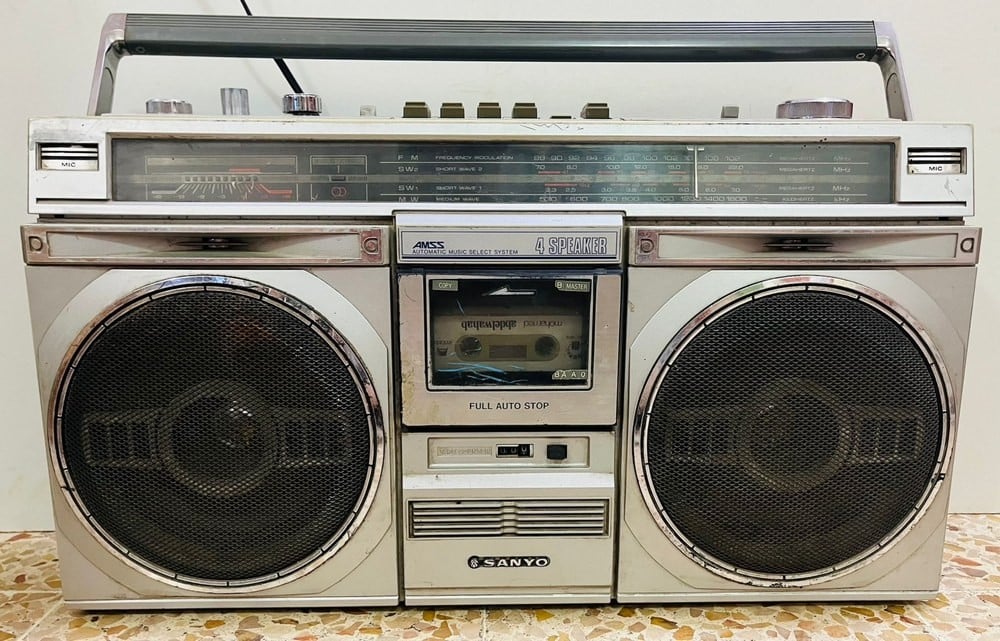 مسجلة وراديو قديم من ماركة SANYO - 3