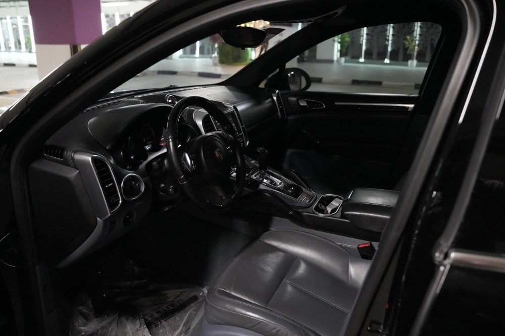 Porsche Cayenne Model 2013, Y-16034 - 9