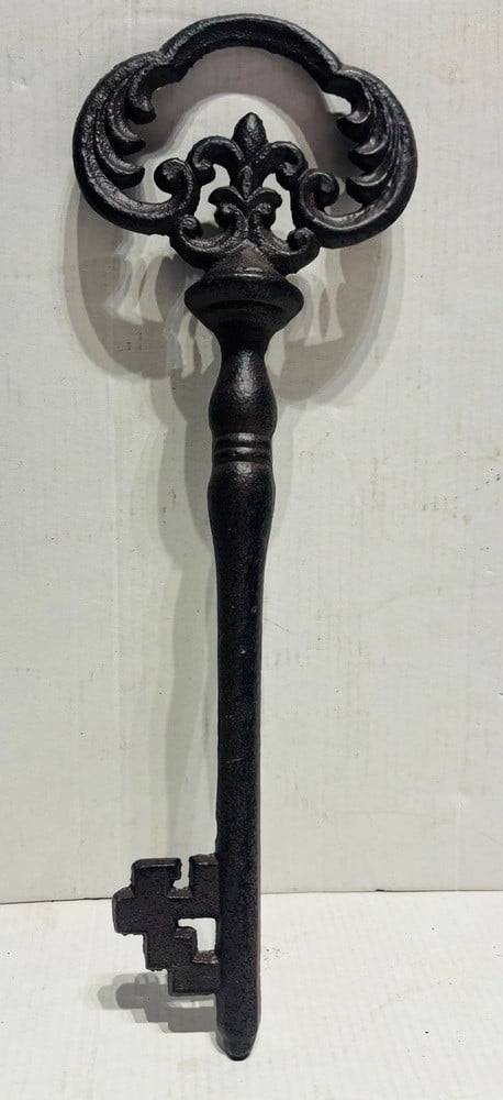 Vintage Cast Iron Skeleton Key – Decorative Piece - 1