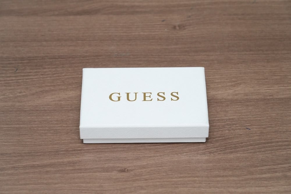 حامل بطاقات جلد GUESS ونظارة شمسية سوداء - 2