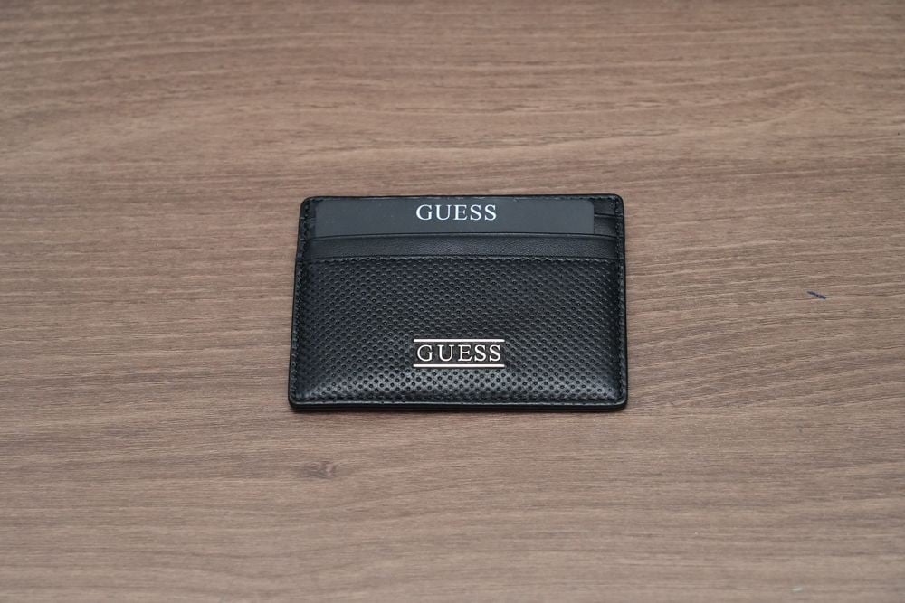 حامل بطاقات جلد GUESS ونظارة شمسية سوداء - 3