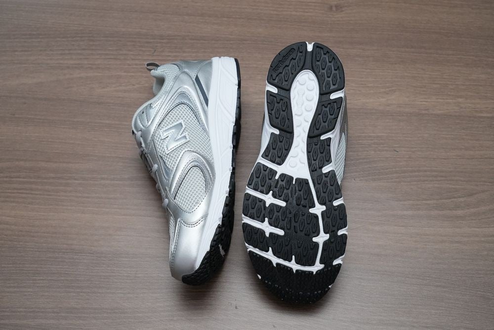 حذاء رياضي New Balance فضي - 8