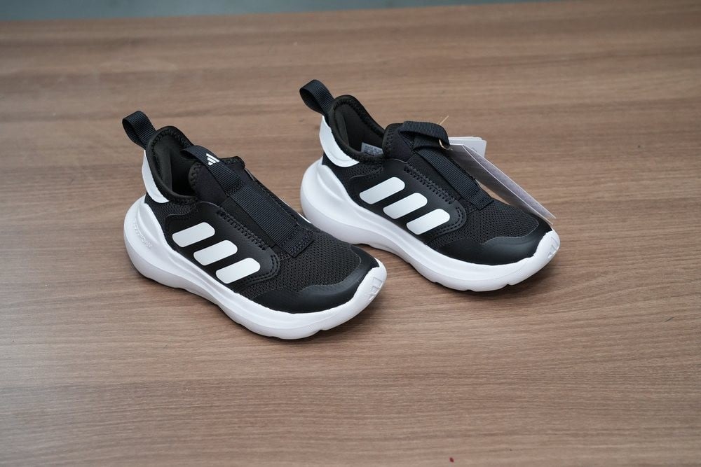 حذاء أطفال رياضي Adidas أسود وأبيض بدون رباط - 4