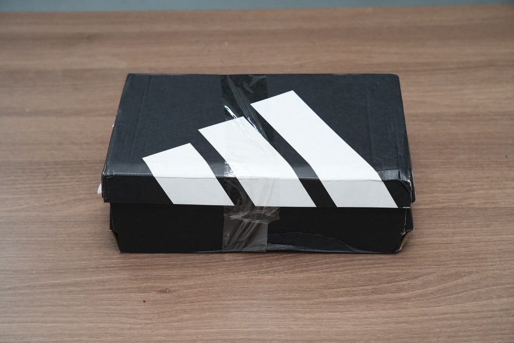حذاء أطفال رياضي Adidas أسود وأبيض بدون رباط - 2