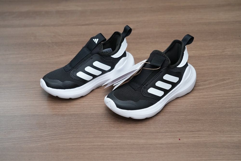 حذاء أطفال رياضي Adidas أسود وأبيض بدون رباط - 1
