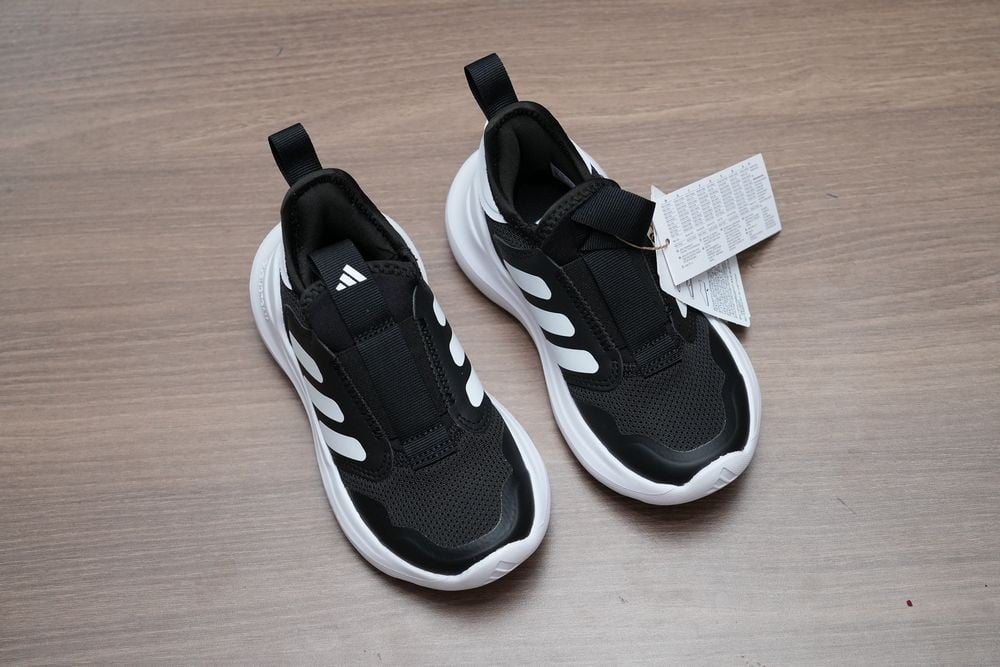 حذاء أطفال رياضي Adidas أسود وأبيض بدون رباط - 8