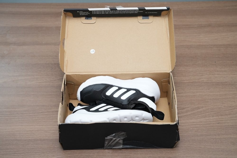 حذاء أطفال رياضي Adidas أسود وأبيض بدون رباط - 3