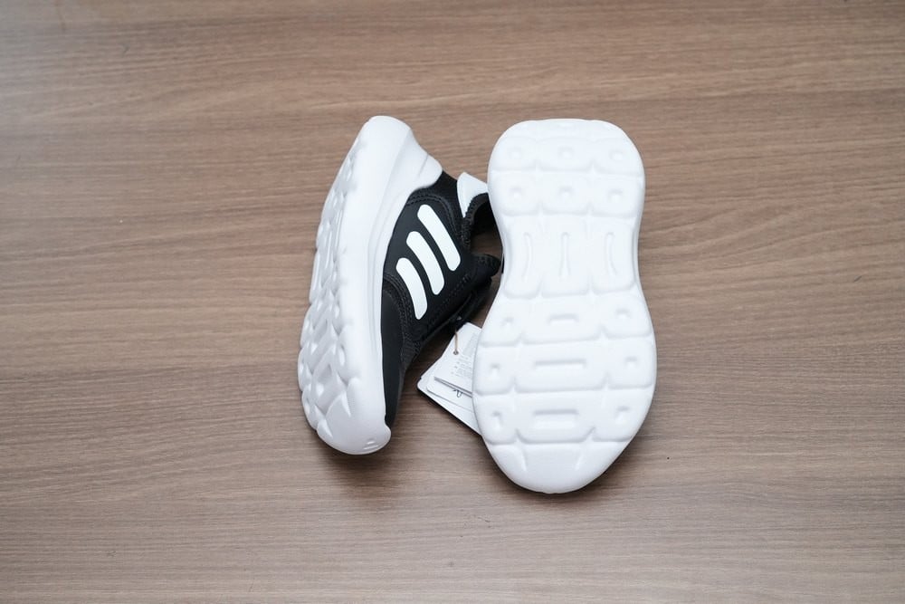 حذاء أطفال رياضي Adidas أسود وأبيض بدون رباط - 7