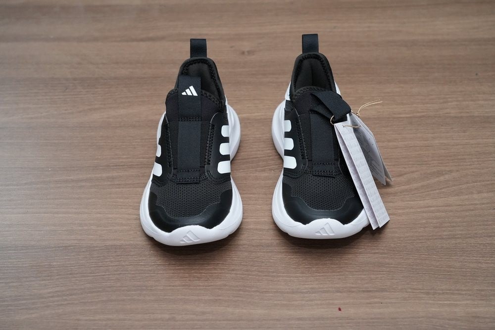 حذاء أطفال رياضي Adidas أسود وأبيض بدون رباط - 5