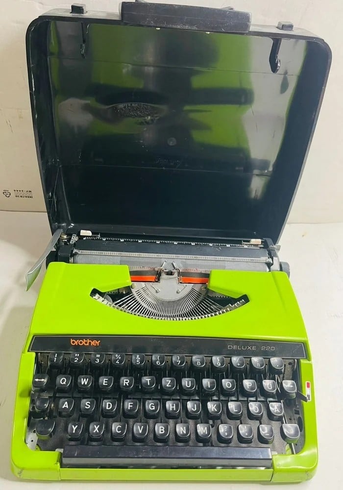 آلة كاتبة قديمة Brother Deluxe 220 - 1