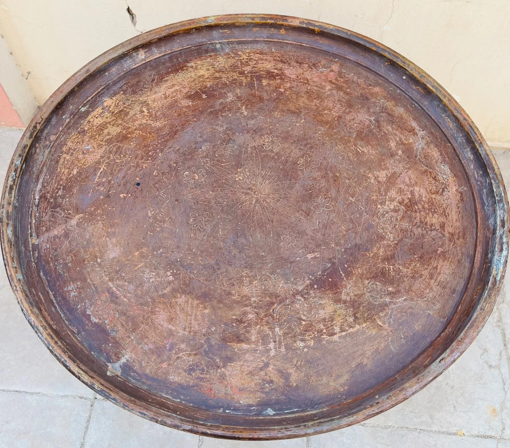 طبق نحاسي تراثي مع طاولة أرابيسك خشبية - 2