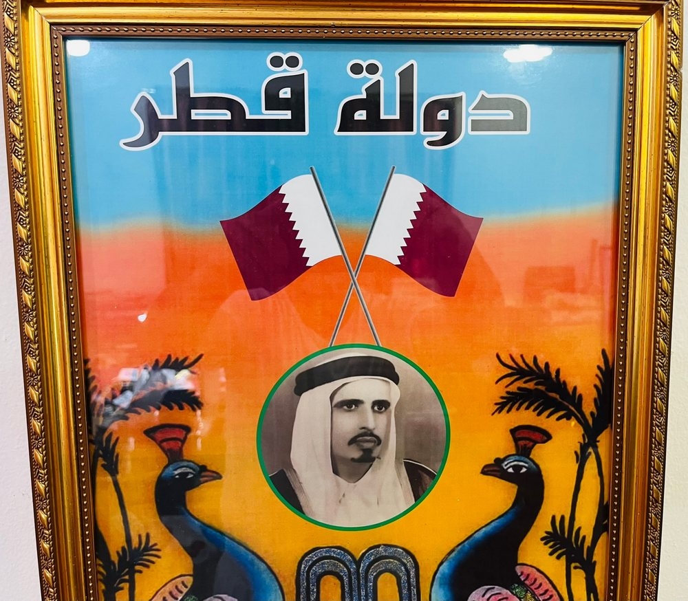 لوحة الطاووس مع صورة الشيخ أحمد بن علي آل ثاني - 3