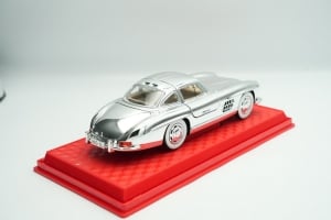 Classic Mercedes Sl300 Car Model In 1:24 Scale, Made Of Alloy With Doors, Hood, And Trunk That Open - 9