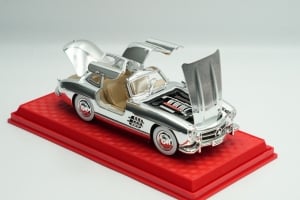 Classic Mercedes Sl300 Car Model In 1:24 Scale, Made Of Alloy With Doors, Hood, And Trunk That Open - 2