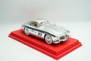 Classic Mercedes Sl300 Car Model In 1:24 Scale, Made Of Alloy With Doors, Hood, And Trunk That Open - 7