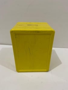Small Metal Coin Bank Shaped Like A Safe (Tresor)  - 5