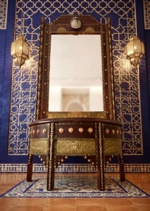 An Authentic Oriental-Style Arabesque Console - 7