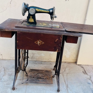 Vintage Singer Treadle Sewing Machine with Original Table - 5