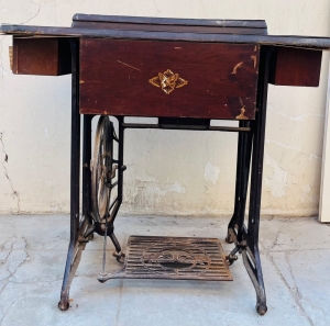 Vintage Singer Treadle Sewing Machine with Original Table - 3