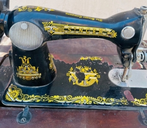 Vintage Singer Treadle Sewing Machine with Original Table - 4