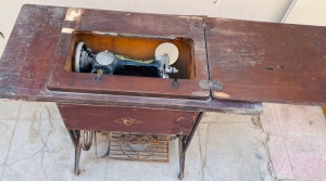 Vintage Singer Treadle Sewing Machine with Original Table - 2