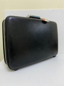 A small vintage hard-shell suitcase from American Tourister - 5