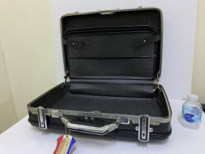 A small vintage hard-shell suitcase from American Tourister - 4