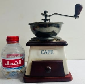 مطحنة قهوة يدوية كلاسيكية قديمة بقاعدة خشبية - 3