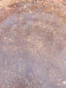 طبق نحاسي تراثي مع طاولة أرابيسك خشبية - 3