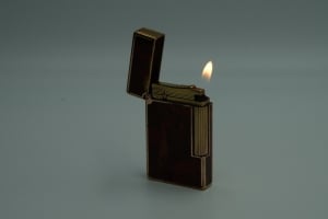 ولاعة غاز فاخرة مطلية بالذهب ومزينة بطلاء اللّاك الصيني الطبيعي (Chinese Lacquer / Laque de Chine)  - 8