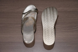صندل نسائي ذهبي بكعب منصة – مقاس 39-40 - 6