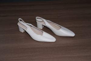 حذاء نسائي أبيض كريمي مدبب بحزام خلفي - 5