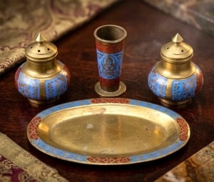 صينية نحاسية أنيقة تضم ملاّحات وكوباً مركزياً - 2