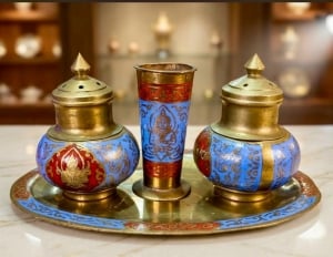 صينية نحاسية أنيقة تضم ملاّحات وكوباً مركزياً - 4