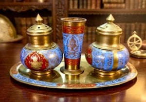 صينية نحاسية أنيقة تضم ملاّحات وكوباً مركزياً - 3