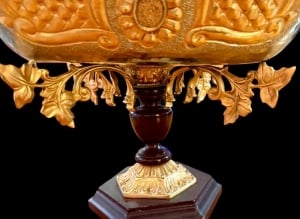 Luxurious Antique Display Vessel with a Unique Classic Design - 6