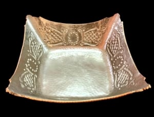 Luxurious Antique Display Vessel with a Unique Classic Design - 7