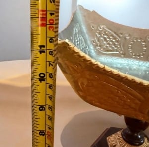Luxurious Antique Display Vessel with a Unique Classic Design - 8