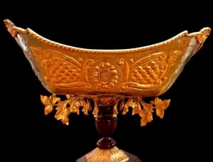Luxurious Antique Display Vessel with a Unique Classic Design - 5