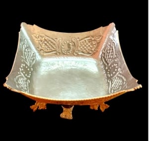 Luxurious Antique Display Vessel with a Unique Classic Design - 3