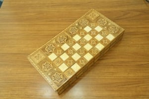 صندوق وطاولة شطرنج وطاولة زهر (نرد) مصنوعة يدوياً  - 6