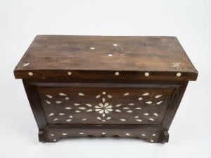 صندوق خشبي أثري مطعّم بزخارف يدوية - 4