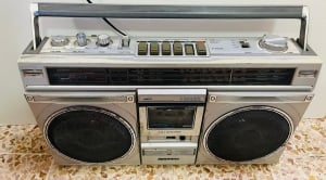 مسجلة وراديو قديم من ماركة SANYO - 2