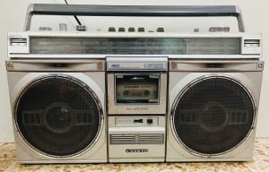 مسجلة وراديو قديم من ماركة SANYO - 3