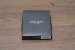 محفظة جلد أسود ثنائية الطي من Pierre Cardin - 2